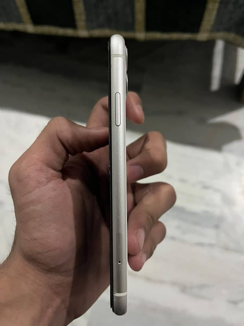 Apple iPhone 11 3