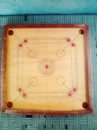 Carrom board with powder and gitiyan