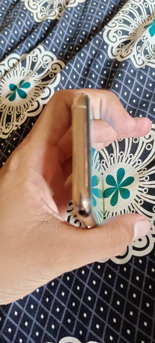 Apple iPhone 11 Pro 4