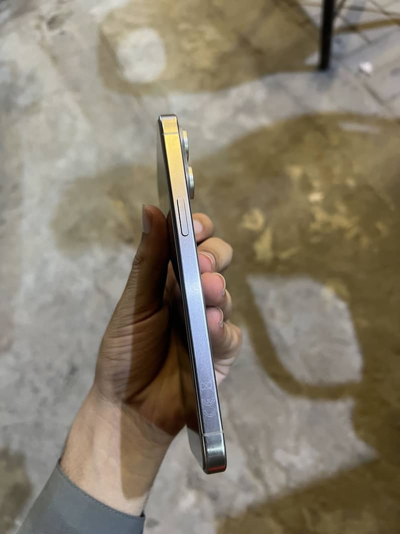 Apple iPhone 15 Pro Max 4