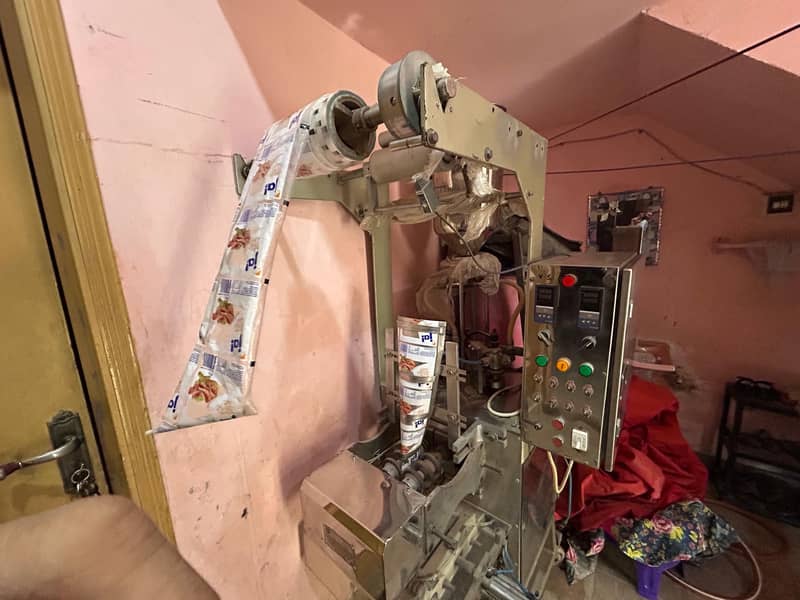 Liquid packing machine 4