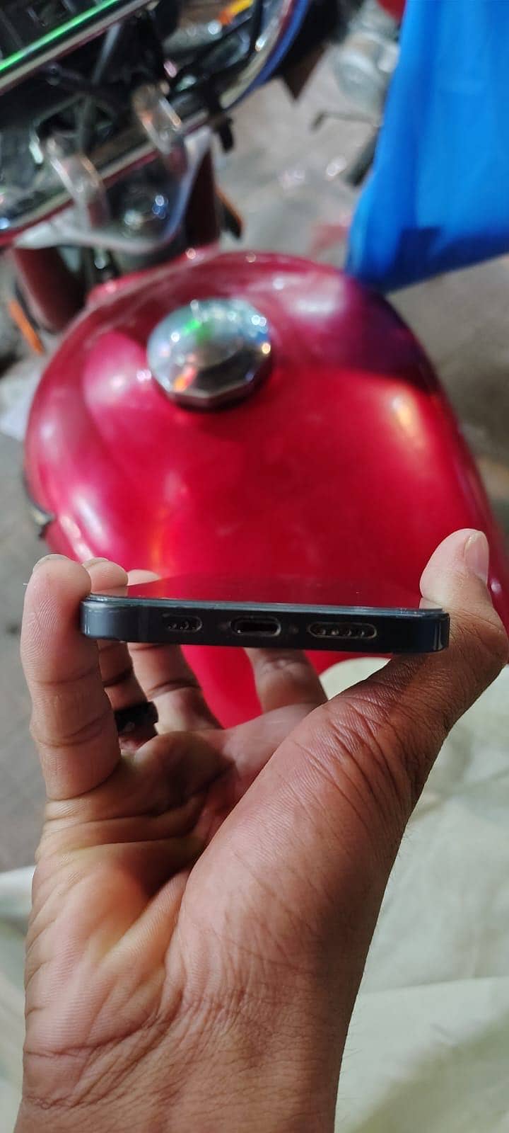 Apple iPhone 12 4