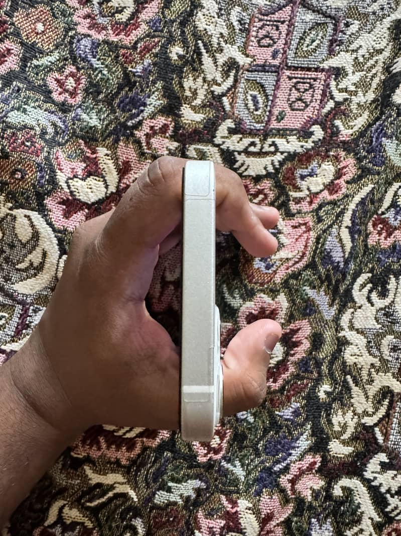 Apple iPhone 13 0