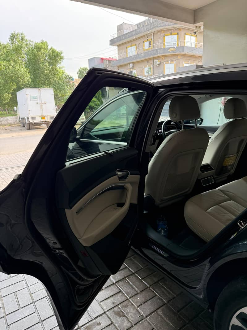 AUDI E TRON 5