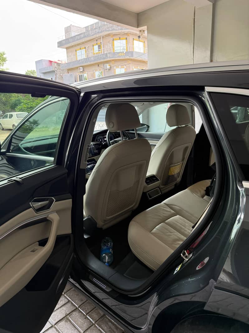 AUDI E TRON 6