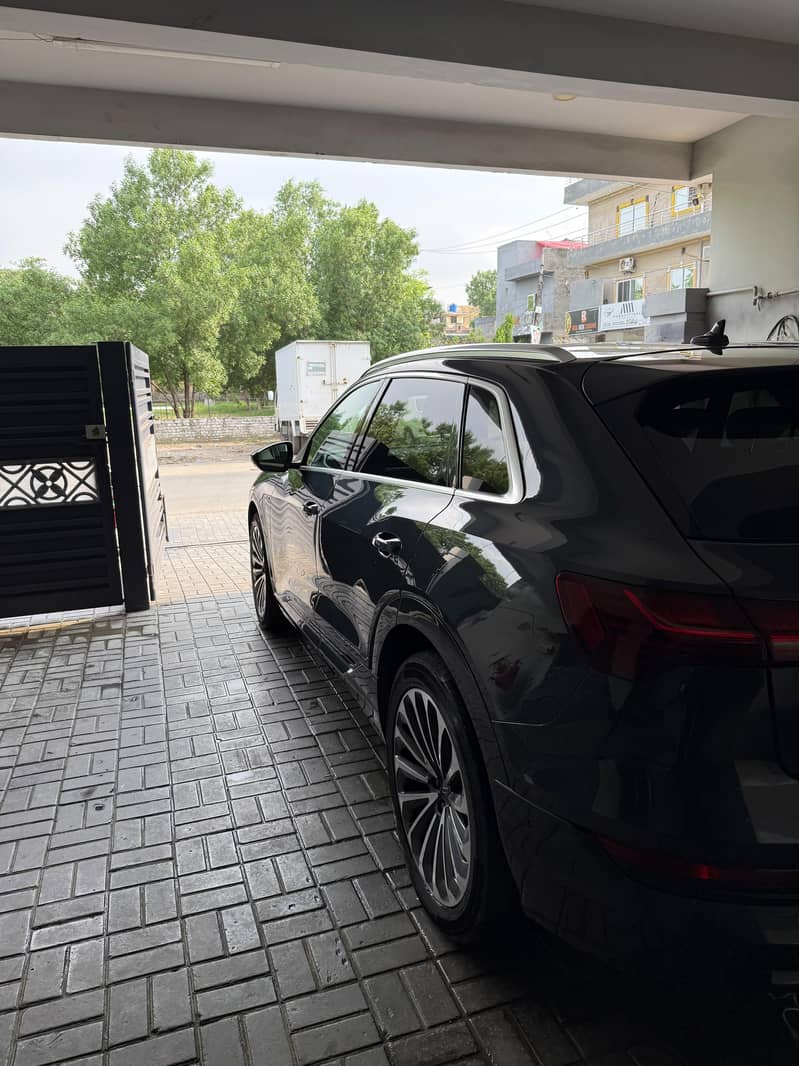 AUDI E TRON 7