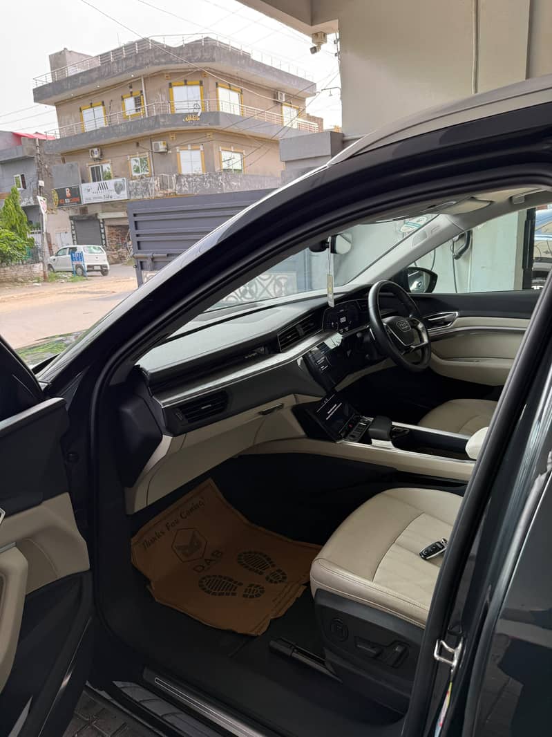 AUDI E TRON 8