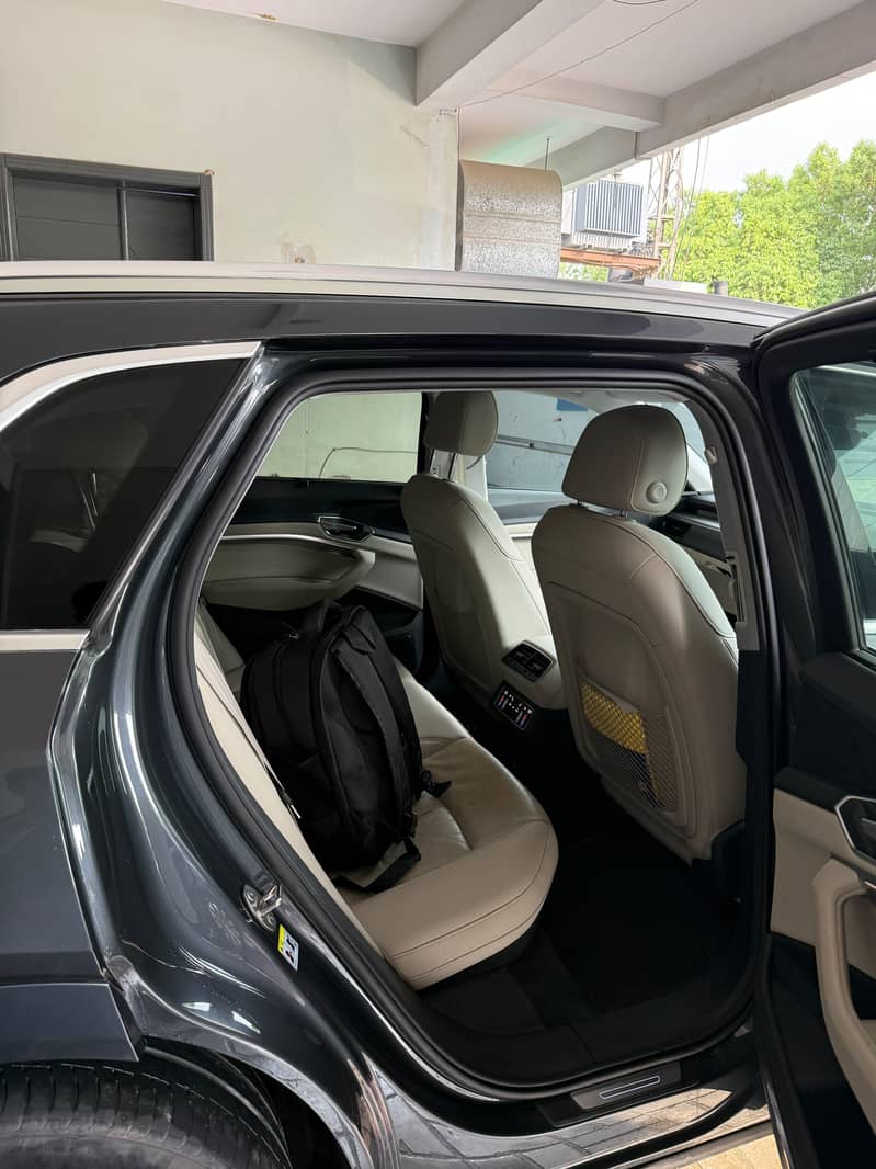 AUDI E TRON 9