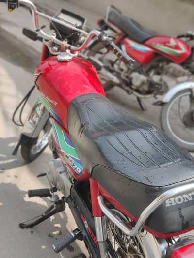 bike bilkul saf hn achi hn condition 10 by 9 hn engine ka be koi kam n