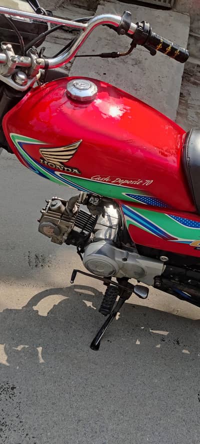 bike bilkul saf hn achi hn condition 10 by 9 hn engine ka be koi kam n