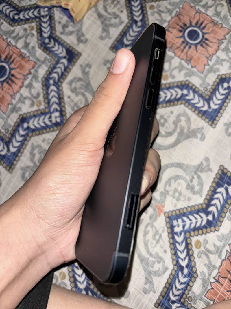 Apple iPhone 12 4