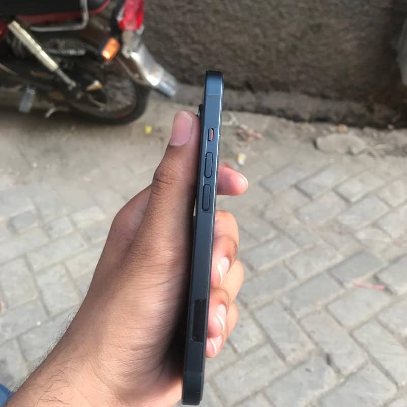 Apple iPhone 13 2