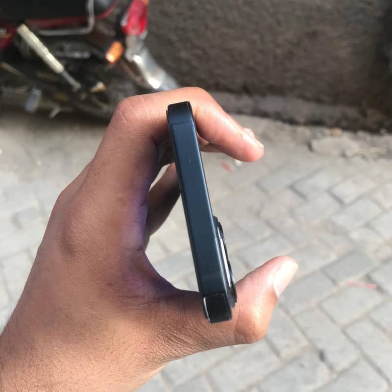 Apple iPhone 13 4