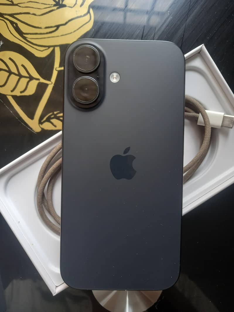 Apple iPhone 16 1