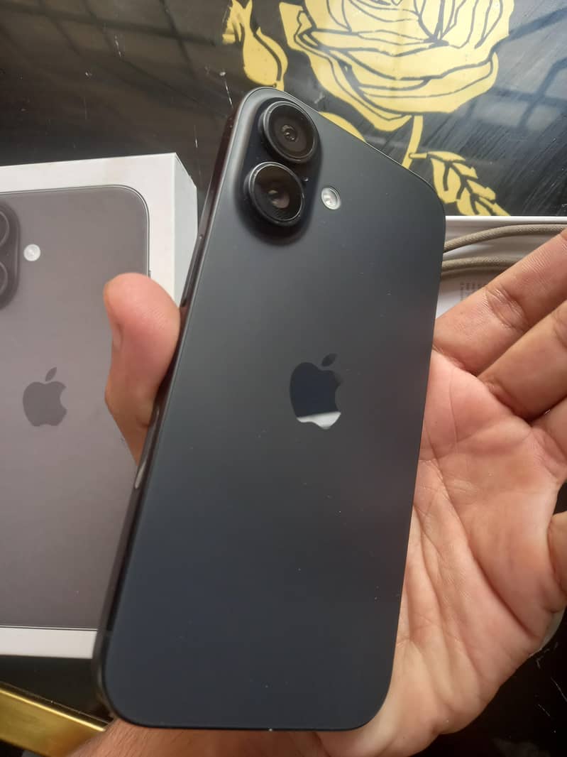 Apple iPhone 16 3