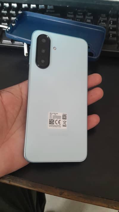 Samsung A17 20 onlye 20 day use 8 /256  all accessory available