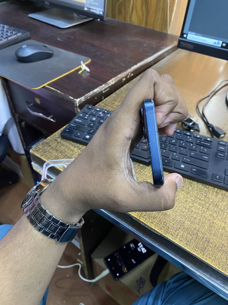 Apple iPhone 13 2
