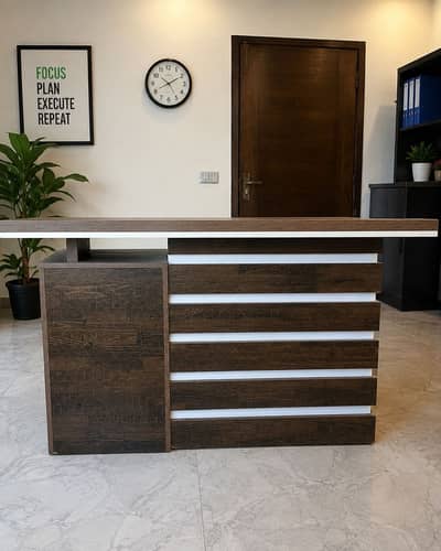 Executive Office Desk with 3 Lockable Drawers – Premium Wooden Finish