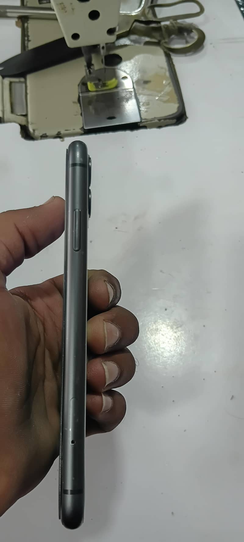 Apple iPhone 11 4