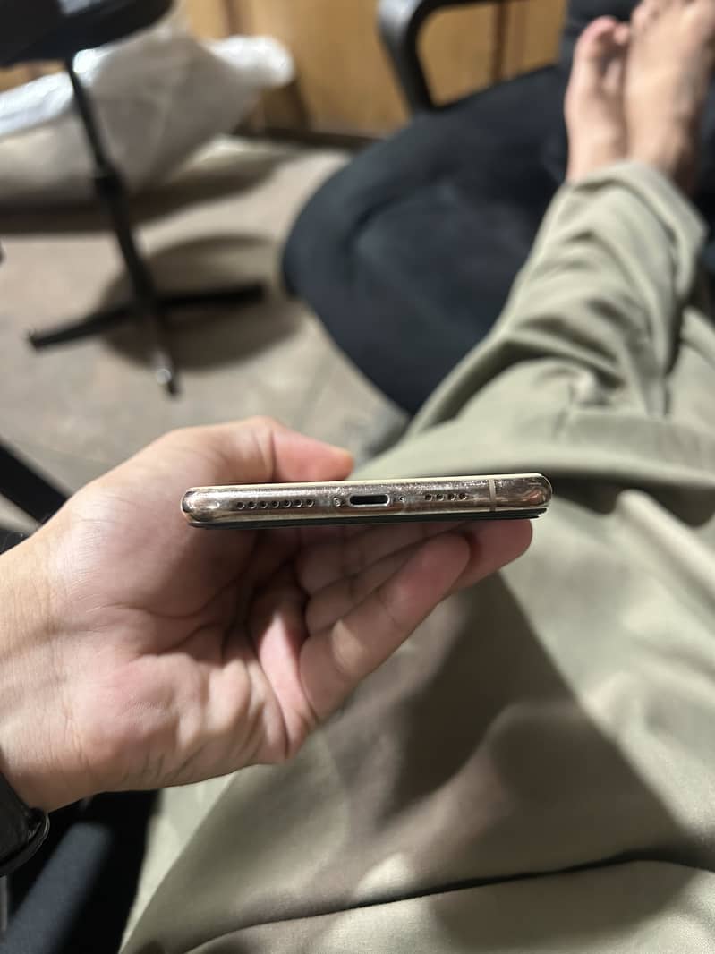 Apple iPhone 11 Pro Max 4