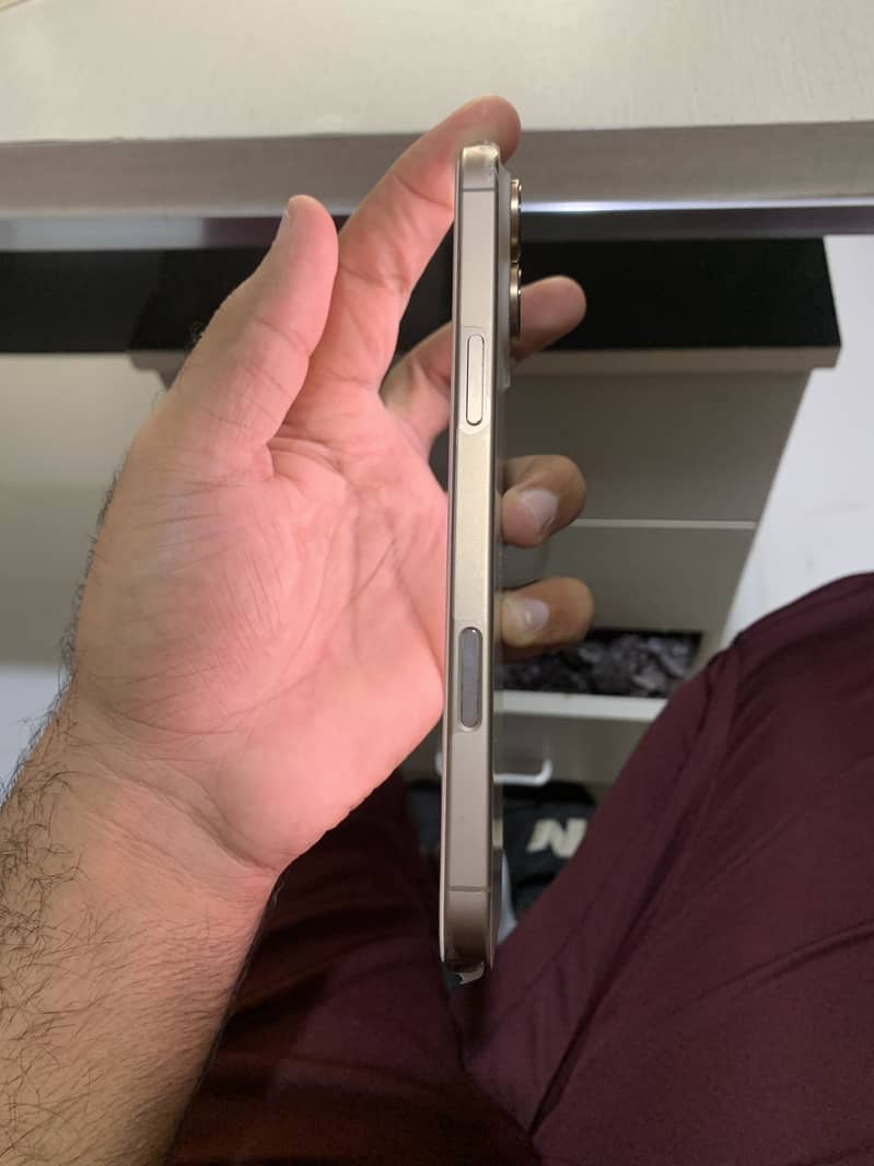 Apple iPhone 16 Pro Max 2