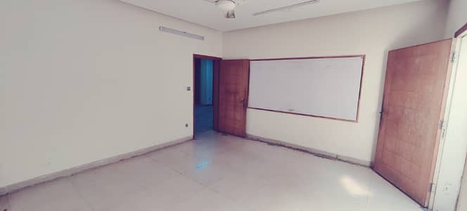 8 Marla Floor For Rent With Cabins