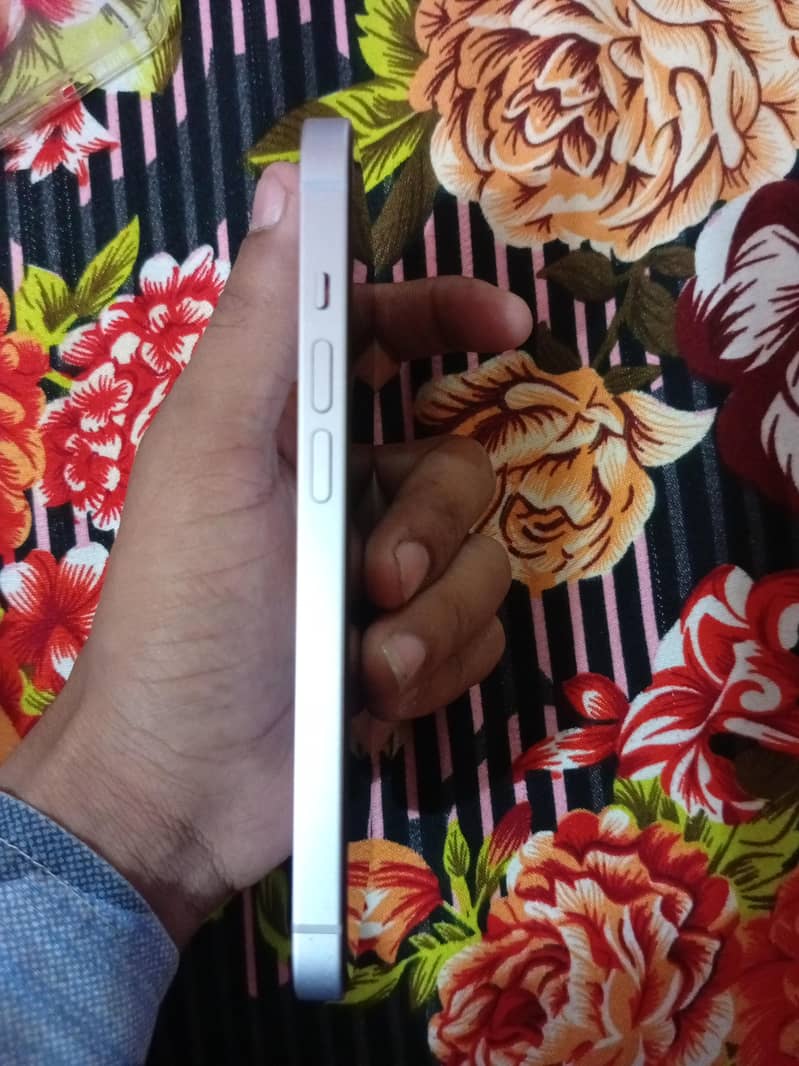 Apple iPhone 14 3