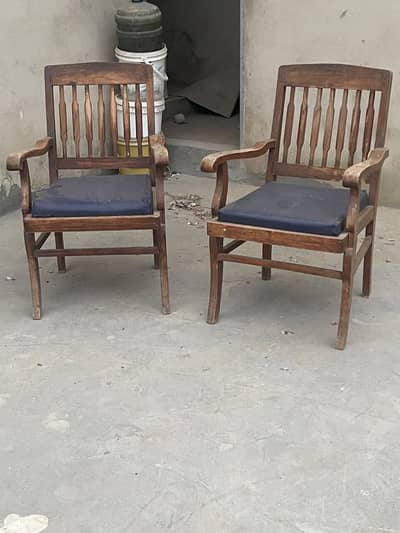CHAIRS & BEDS
