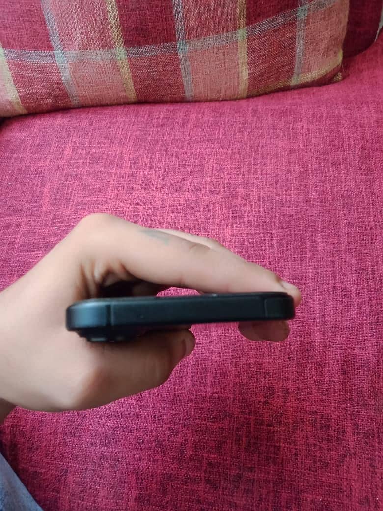 Apple iPhone 16 2