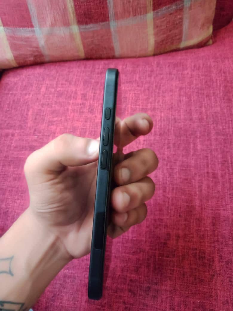 Apple iPhone 16 6