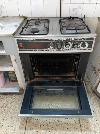 Gas oven with three burner