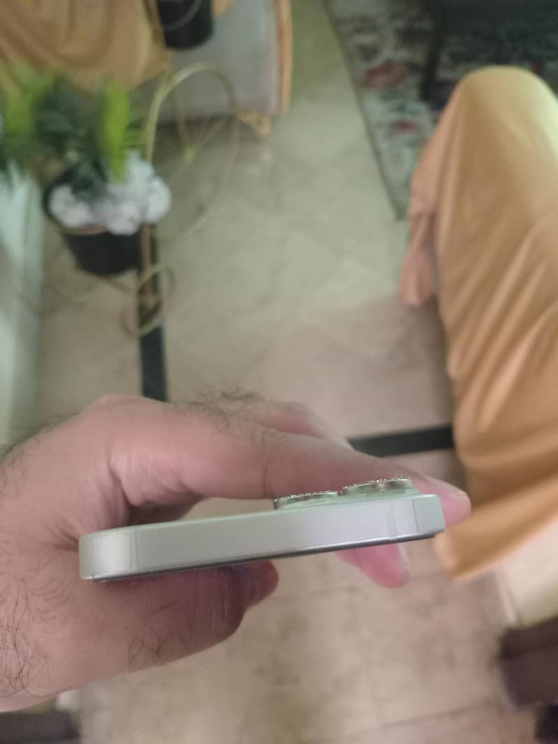 Apple iPhone 13 4