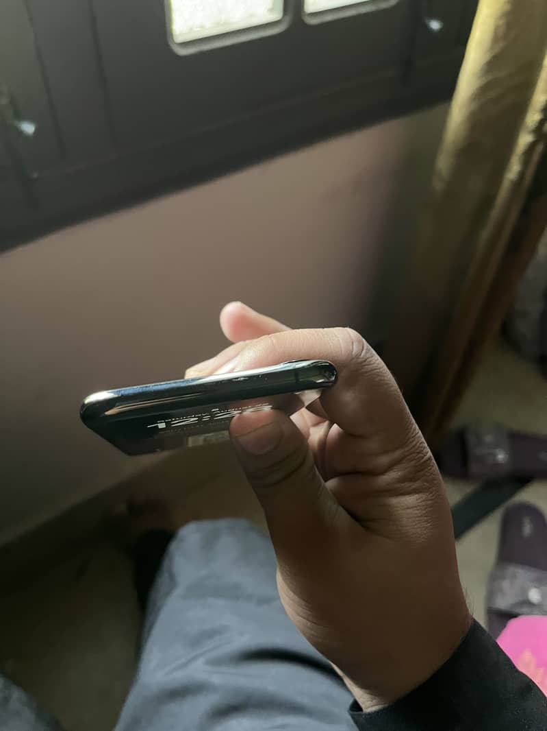 Apple iPhone XS 4