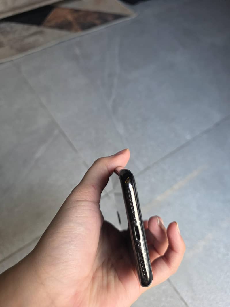 Apple iPhone X 3