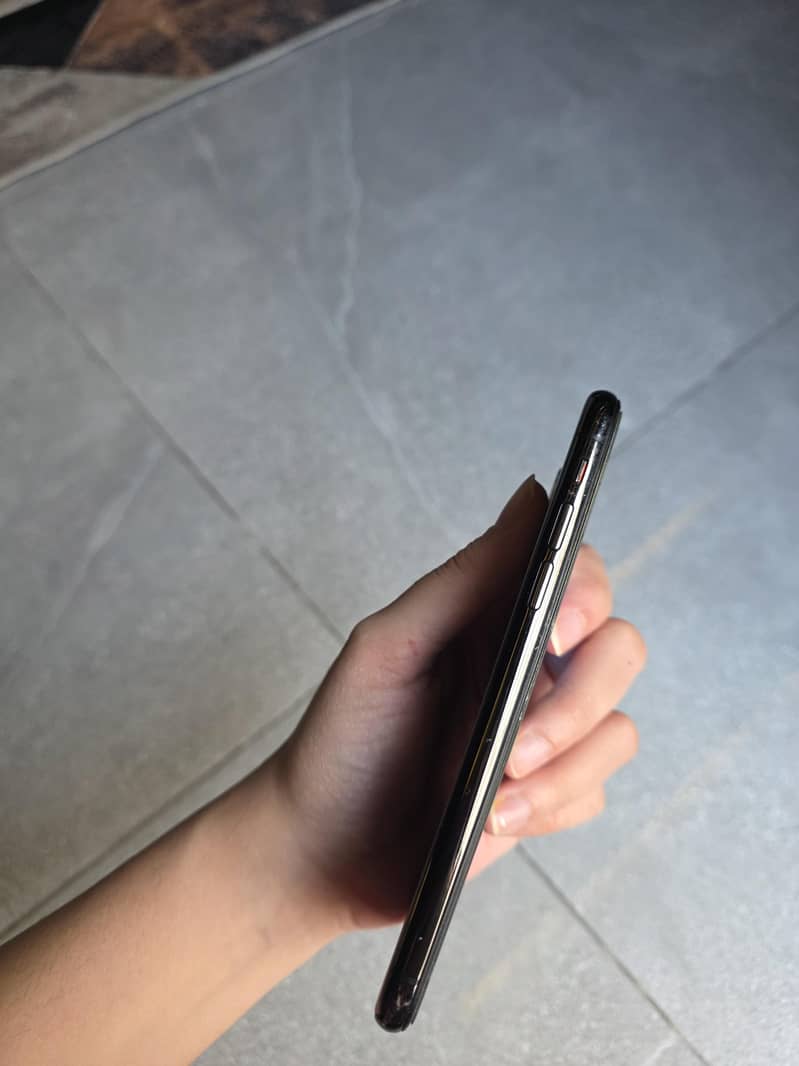 Apple iPhone X 4