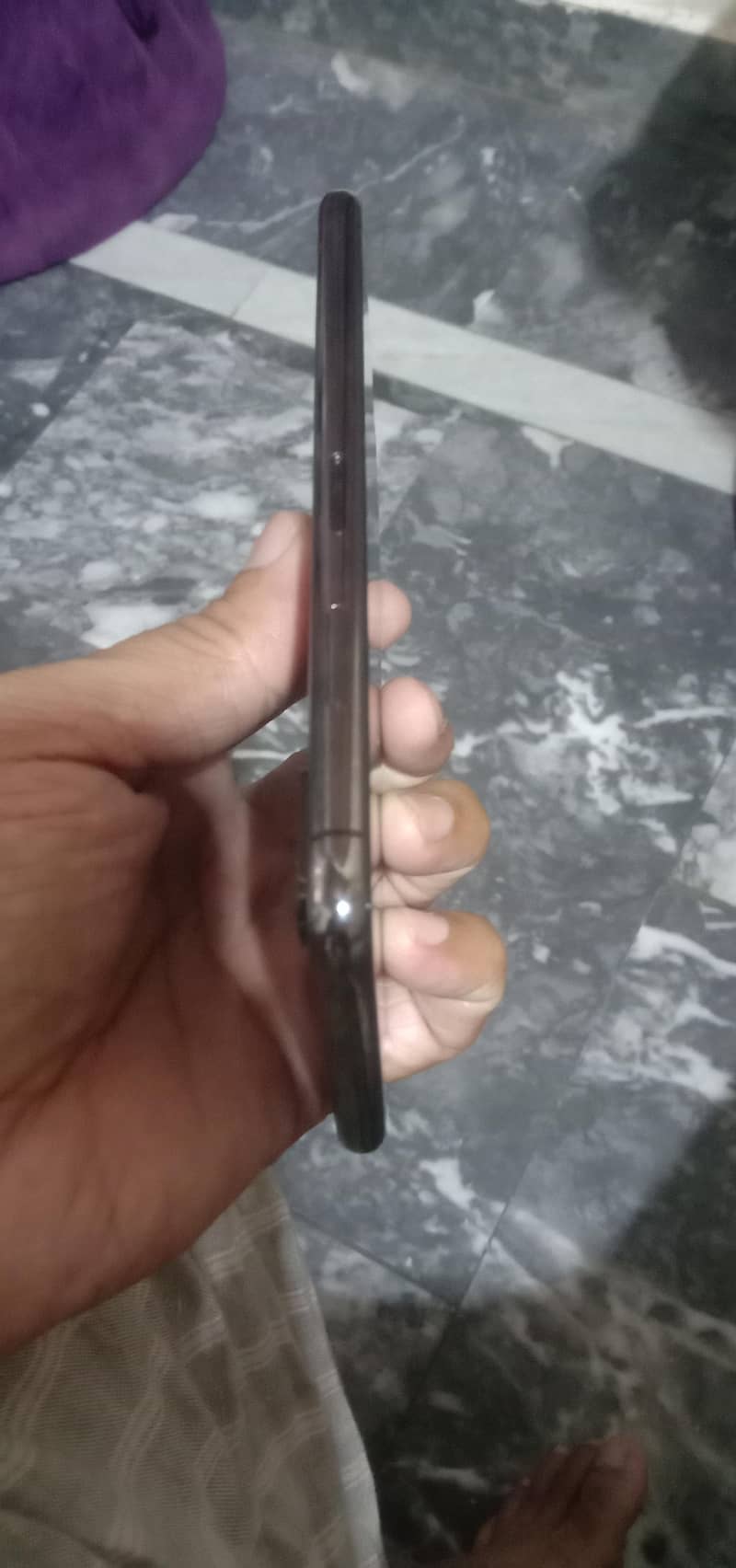 Apple iPhone XS Max 4
