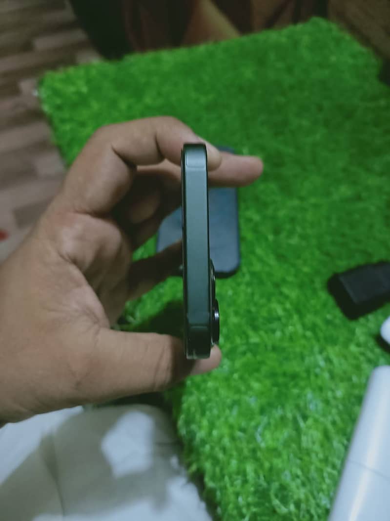 Apple iPhone 13 4