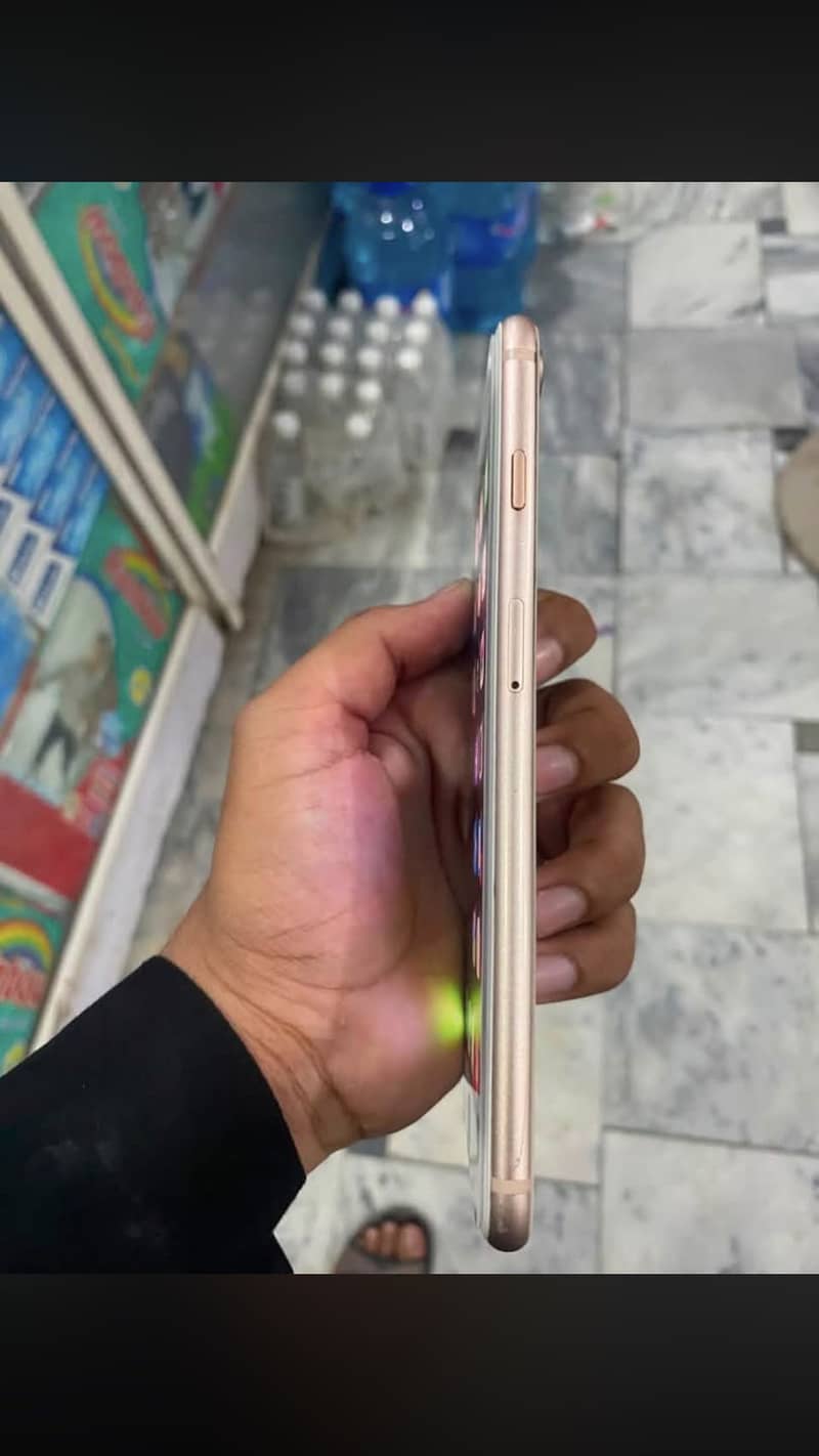Apple iPhone 8 Plus 4