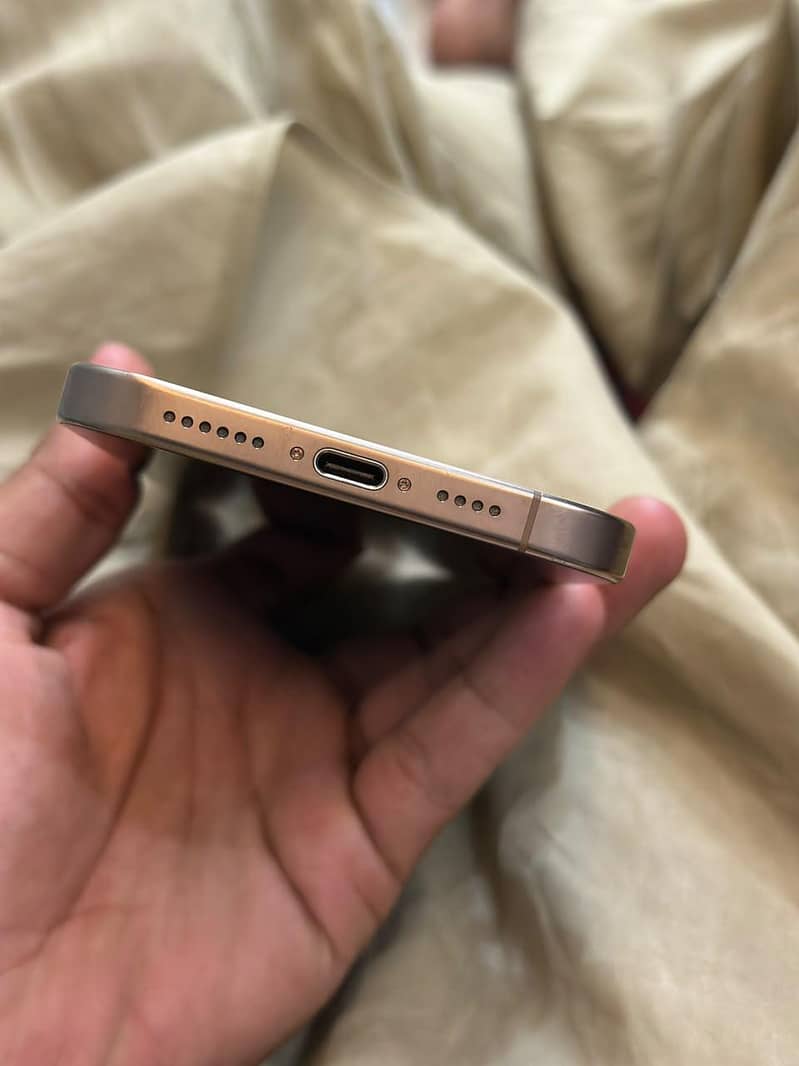 Apple iPhone 16 Pro Max 4
