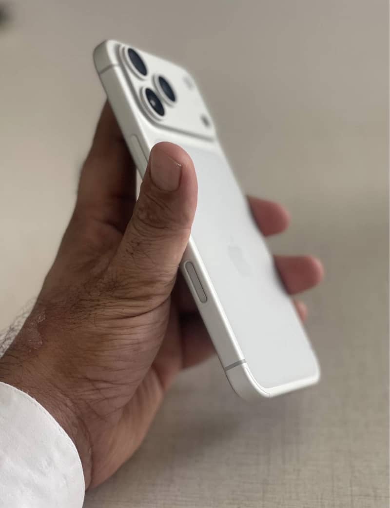 Apple iPhone 17 Pro Max 1