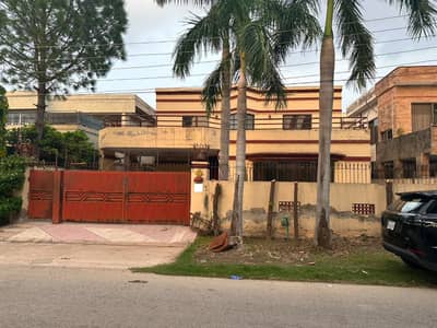 One Kanal Used Modern Design Bungalow For Sale At Prime Location Of DHA Lahore Near To Park Masjid & Commercial Market.