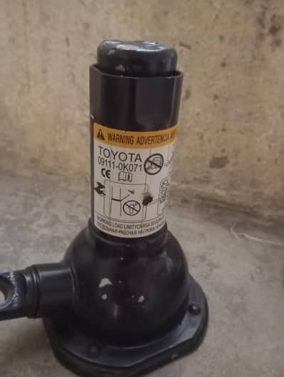 Toyota orignal bottle  jack Hilux  very good working condition in G7