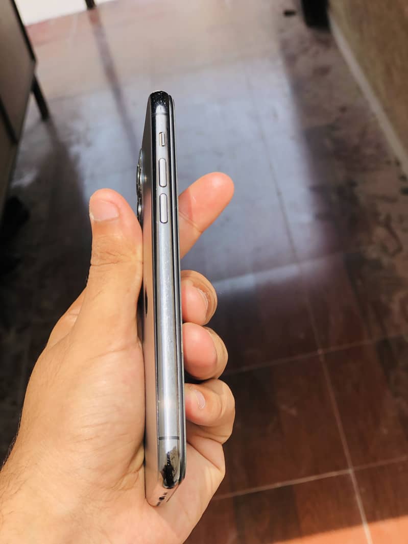 Apple iPhone 11 Pro 4