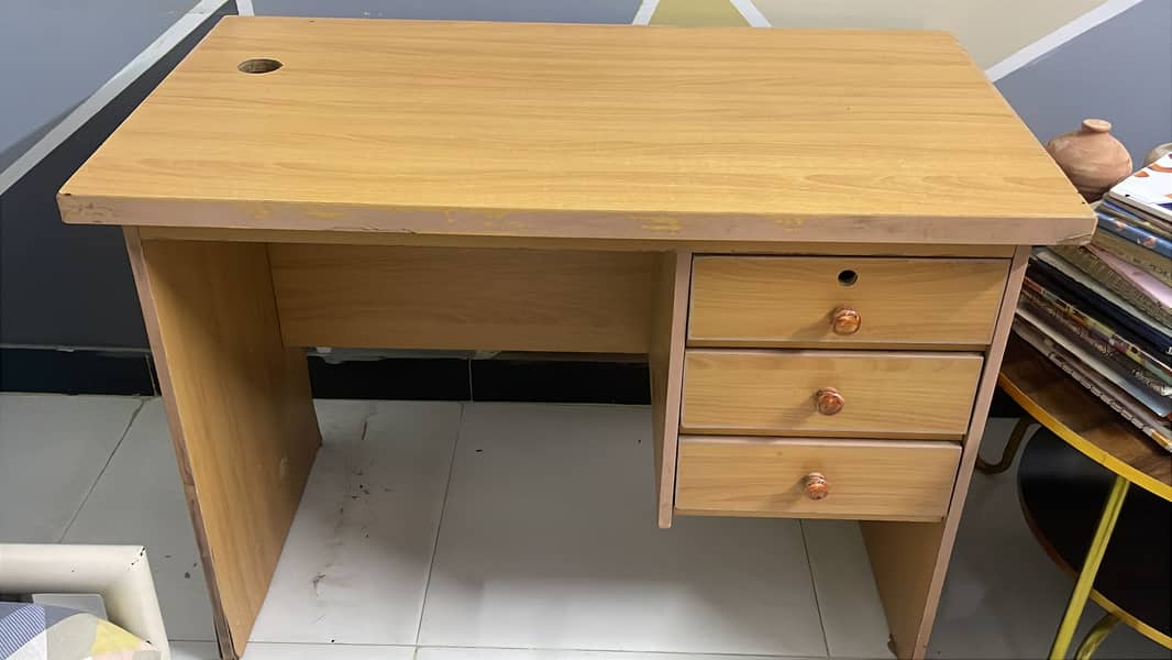 Computer table 0