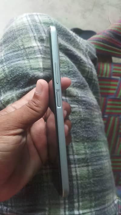 Vivo Y21. . . call and WhatsApp. . 03024599618