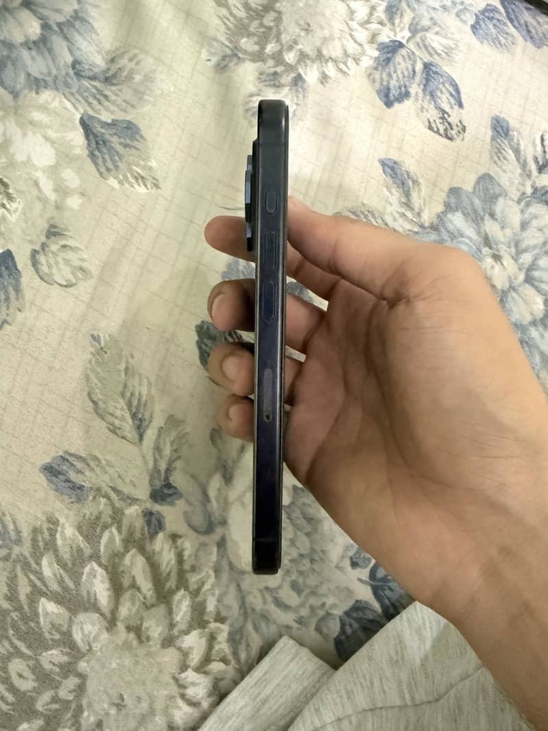 Apple iPhone 15 Pro 4