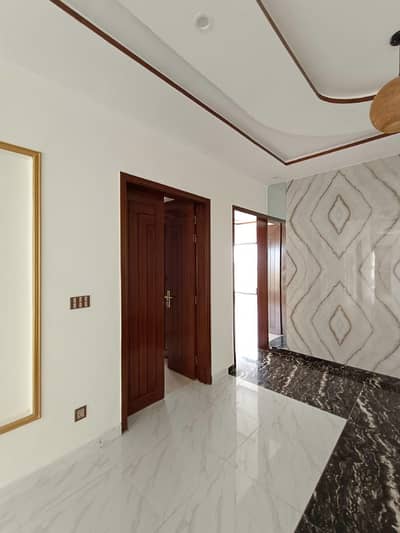 1000sq yd Luxury Villa with Designer Kitchen, Washroom and Elevation. Ready to Move