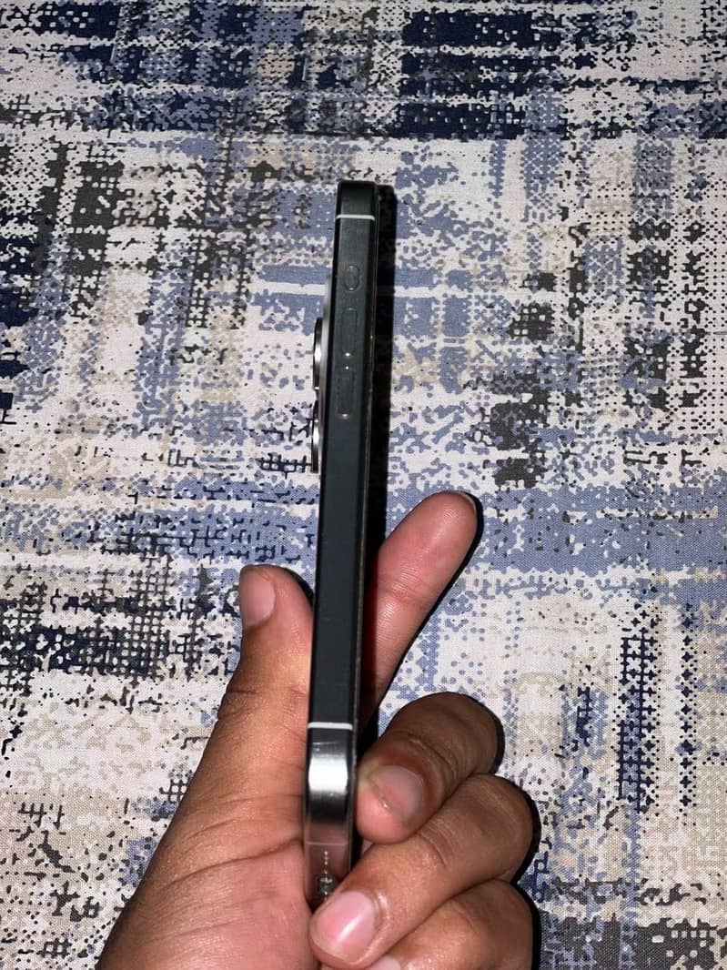 Apple iPhone 15 Pro 4