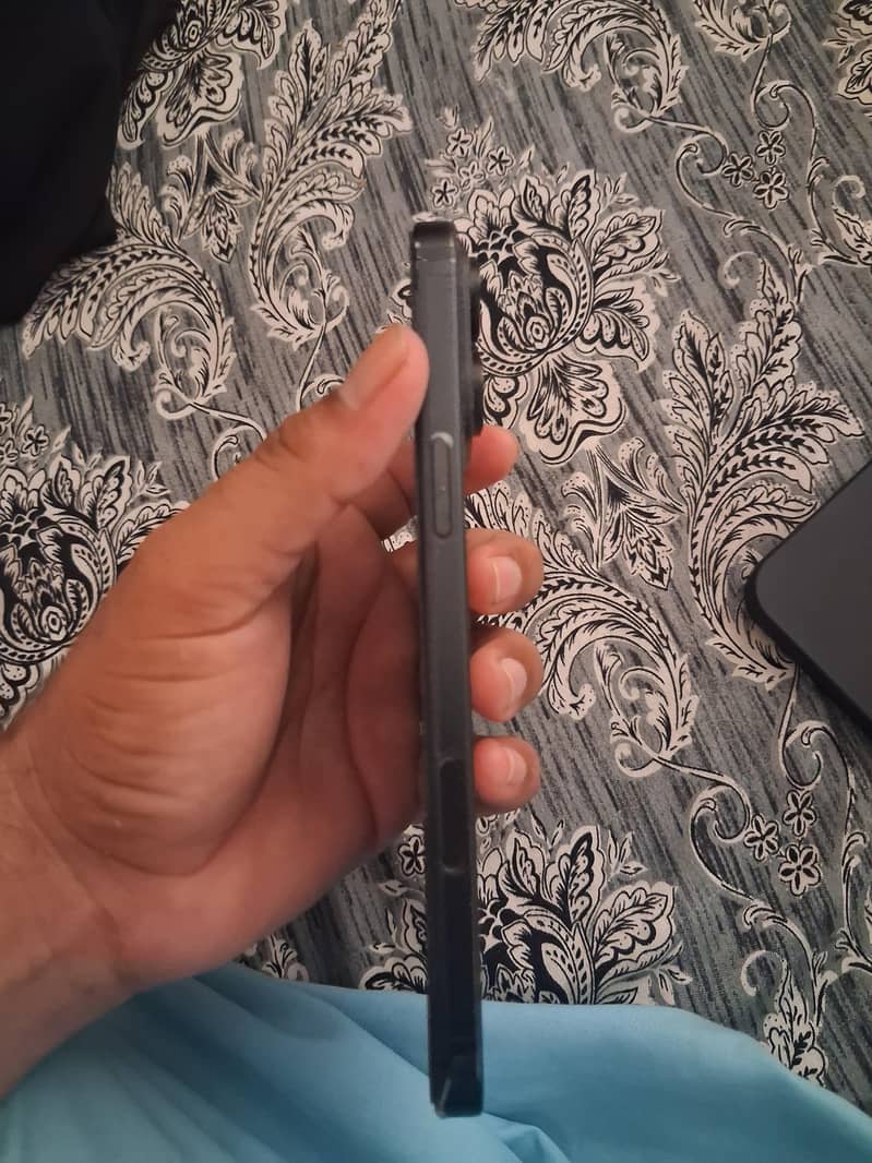 Apple iPhone 16 Pro Max 2