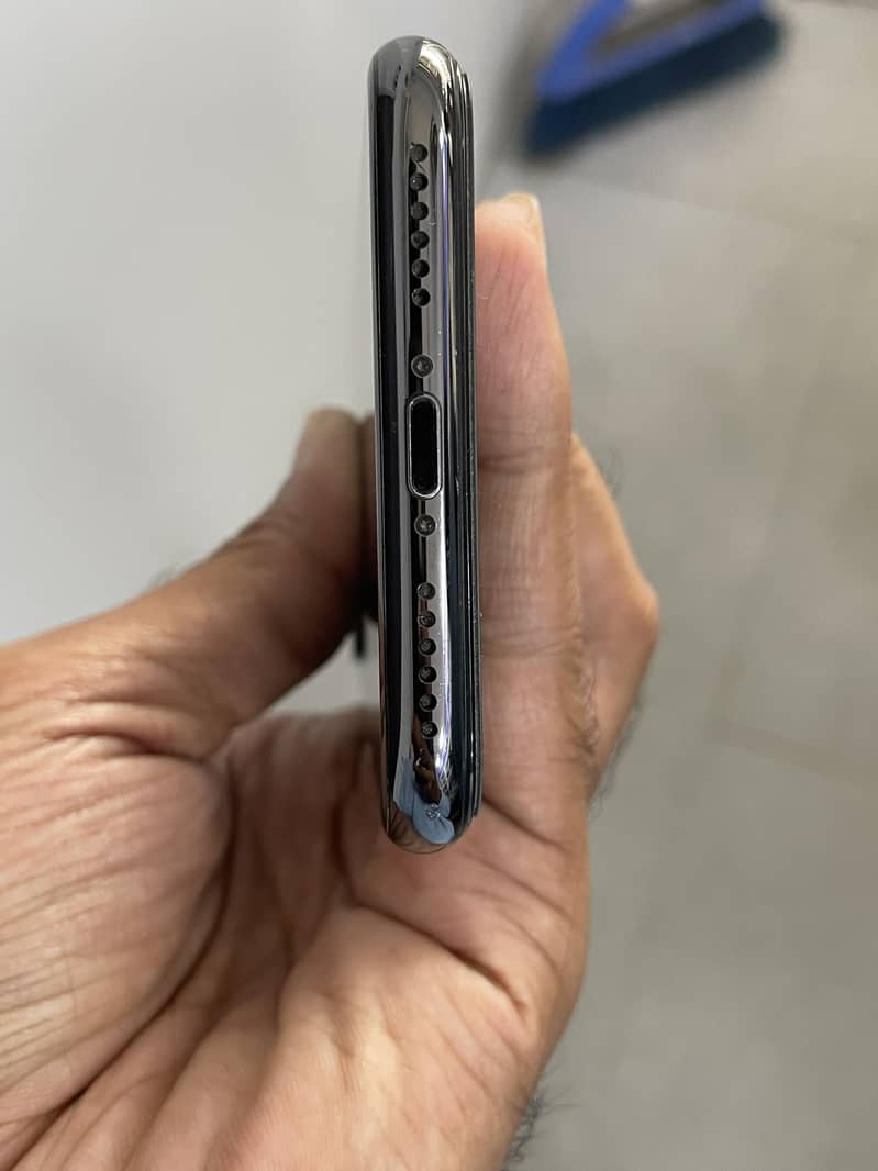 Apple iPhone X 4